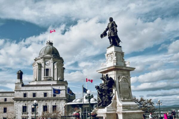 Comment créer un site d'immigration avec une stratégie de contenu locale ?