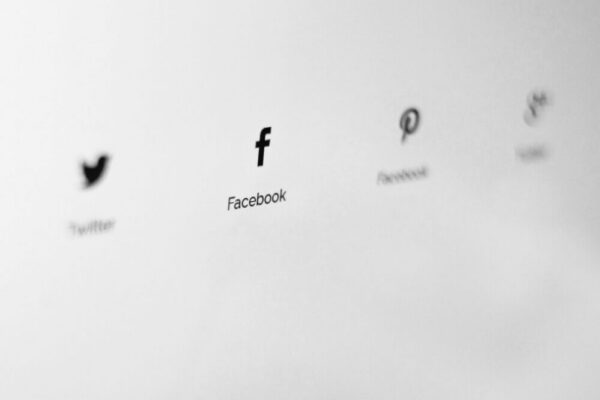 Comment intégrer des fonctionnalités de commerce social dans le web design en 2026 ?