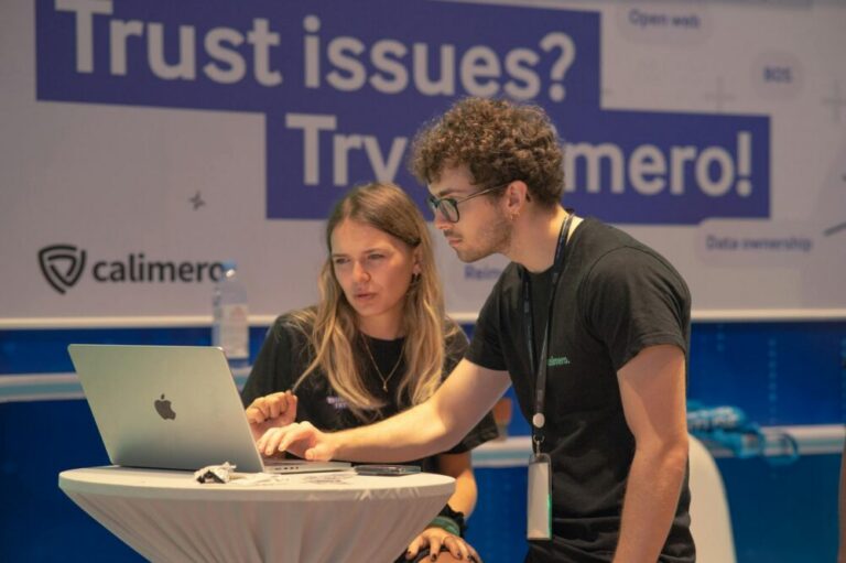 Comment intégrer des fonctionnalités de réalité augmentée collaborative dans les sites web en 2026 ?