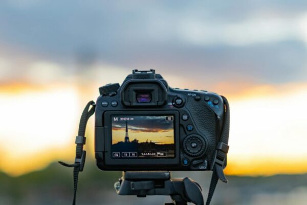 Comment optimiser les images pour un site d'immigration ?