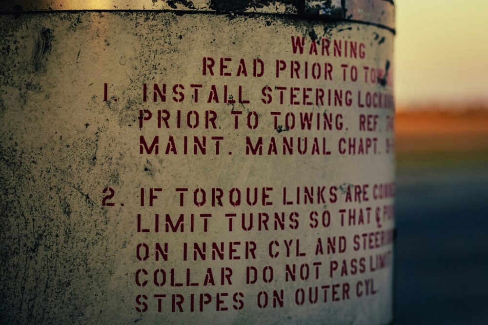 Comment résoudre l'erreur 'Briefly unavailable for scheduled maintenance' qui persiste ?