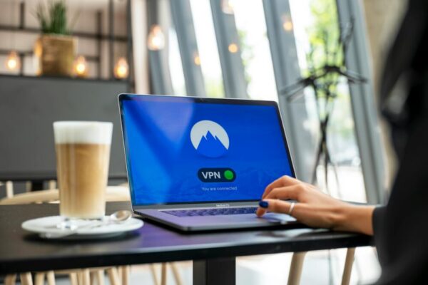 Comment sécuriser les connexions à distance à mon serveur web en 2026 ?