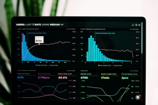 Comment utiliser l'analyse de données pour améliorer la conception web en 2026 ?