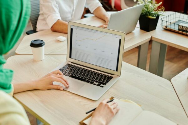 Comment utiliser les témoignages pour le SEO en 2026 ?