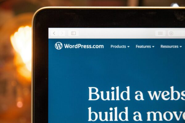 Pourquoi mon site WordPress affiche-t-il une page blanche en 2026 ?
