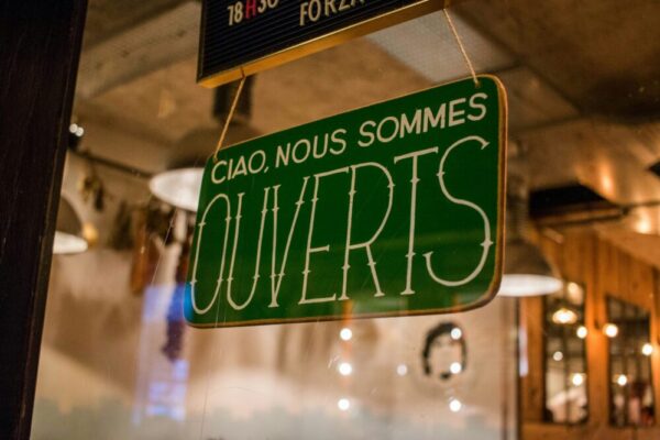 Quels éléments essentiels inclure sur le site d'un restaurant ?