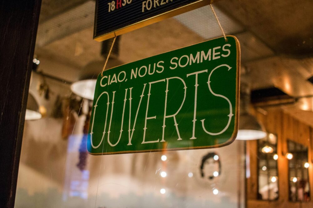 Quels éléments essentiels inclure sur le site d'un restaurant ?