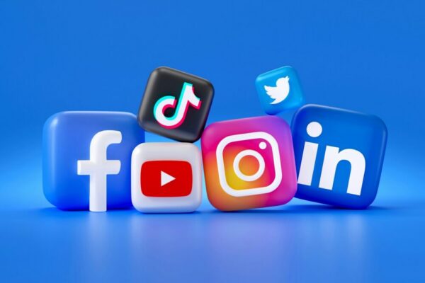 Quels sont les réseaux sociaux à intégrer sur le site d'un artisan ?