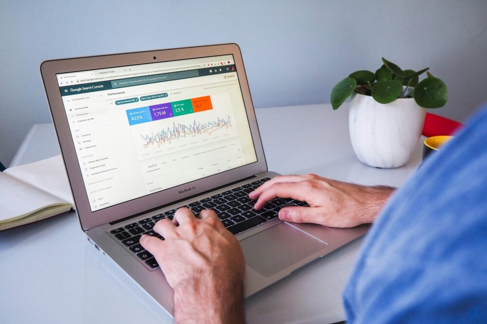 Quel est le prix d'une maintenance de site web avec support par email ?