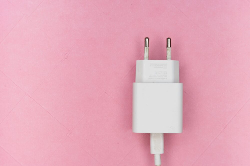 Quels sont les risques d'utiliser des thèmes et plugins obsolètes ?